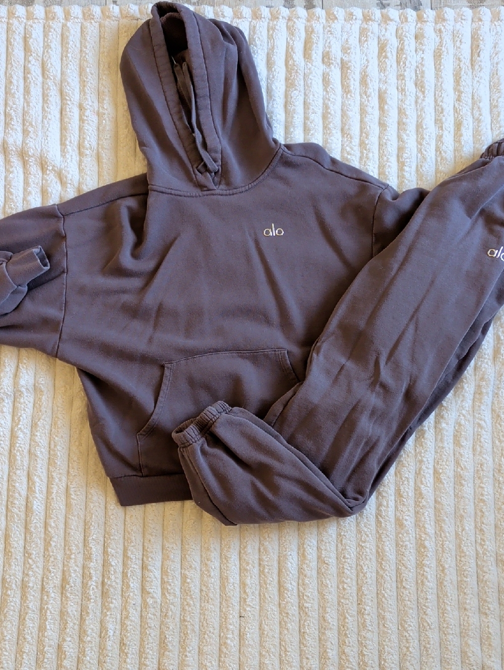 ALO Yoga Accolade Set Metallic Logo Pullover